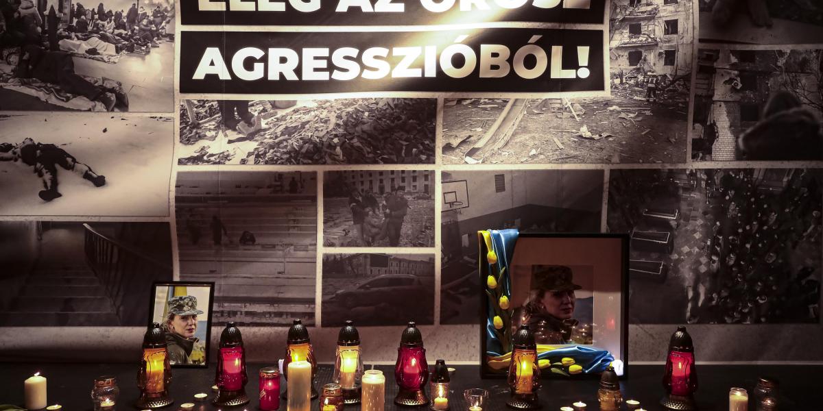 Gyertyák és mécsesek az orosz nagykövetség előtt a háború második évfordulóján