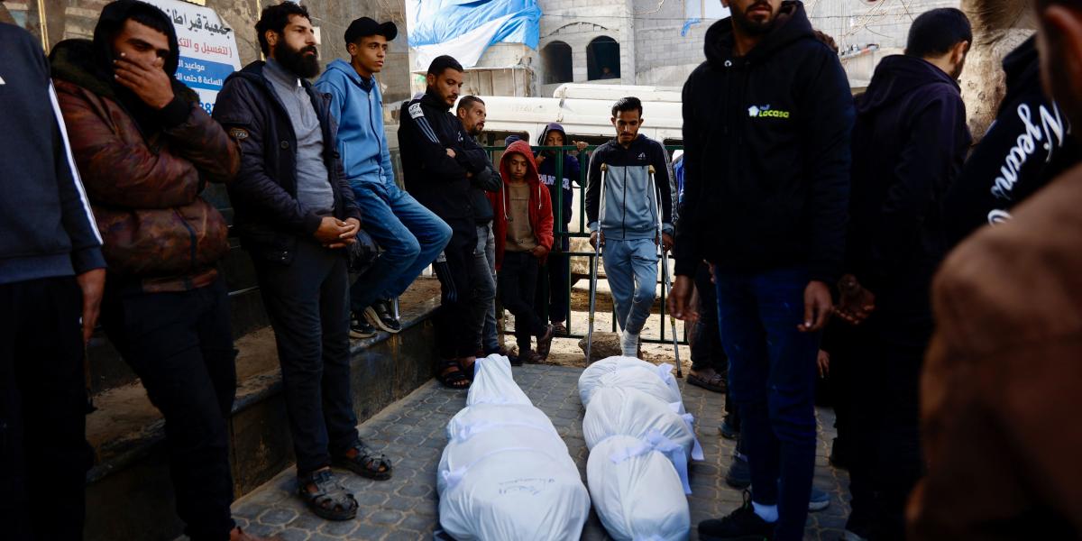 Gyászolók a gázavárosi es-Sifá kórházban február 4-én 