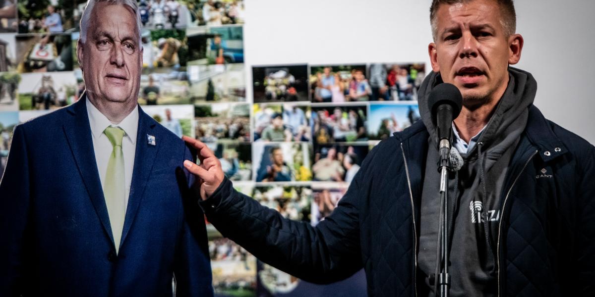 Magyar Péter egy Orbán-bábuval Oroszlányban 2025. szeptember 30-án 