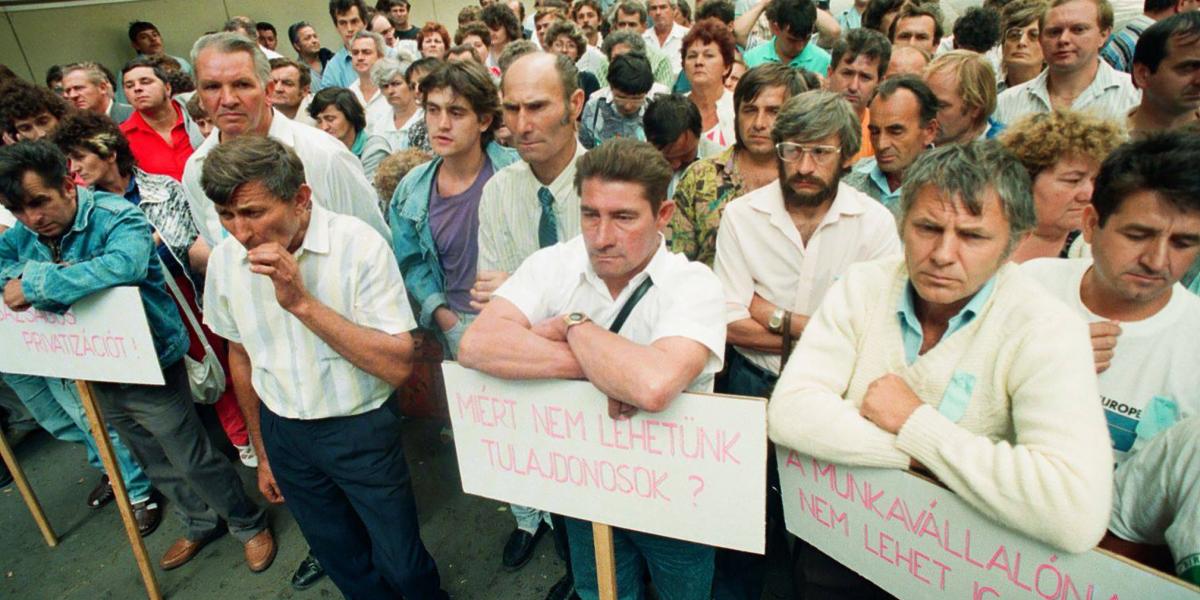  A munkavállalók tulajdonjogáért tüntetők 1993-ban. Az ÁVÜ ekkor már a politika, a lobbik, a bennfentes kereskedők és a pártpénztárnokok elsődleges célpontja és mézesbödöne volt