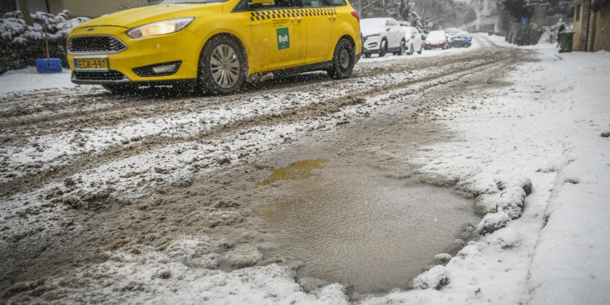 A repedésekbe fagyott jég olvadásakor széttöredezik az aszfalt, és mélyül a kátyú