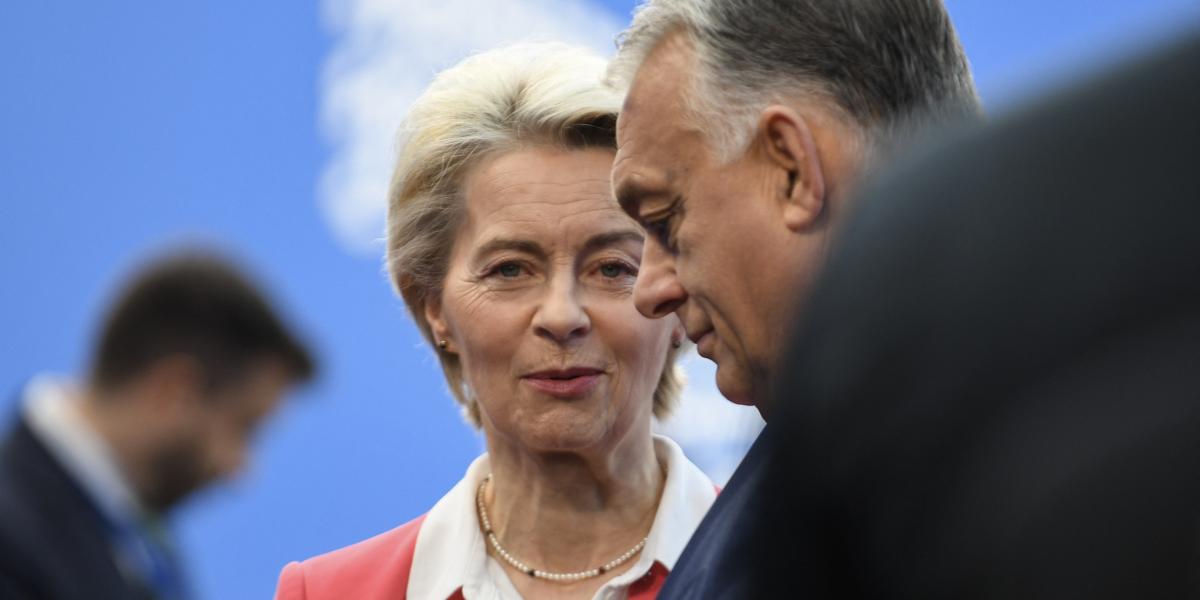 Ursula von der Leyen és Orbán Viktor az Európai Politikai Közösség csúcstalálkozójára érkezve Budapestre, 2024. november 7-én.