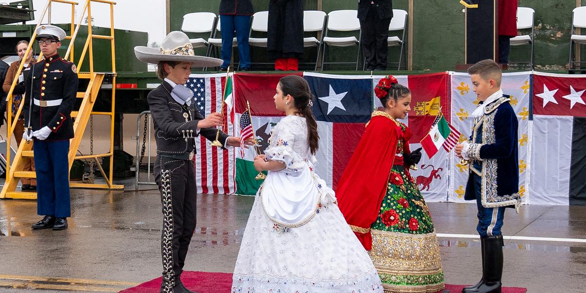 Gyerekek a határ menti, évente megrendezett ölelésceremónián