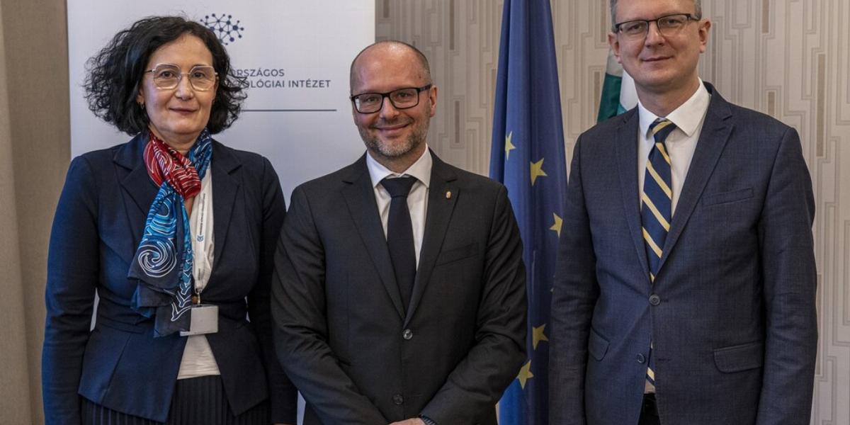 Szondi Zita, az Országos Kórházi Főigazgatóság főigazgató-helyettese, Ézsi Robin új főigazgató és Rétvári Bence parlamenti államtitkár a kinevezési ünnepségen 2025. január 15-én 