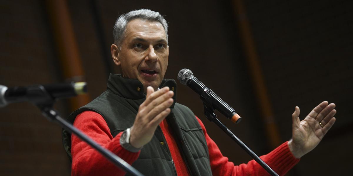 Lázár János magyaráz. Ezek nem a tárcavezető napjai