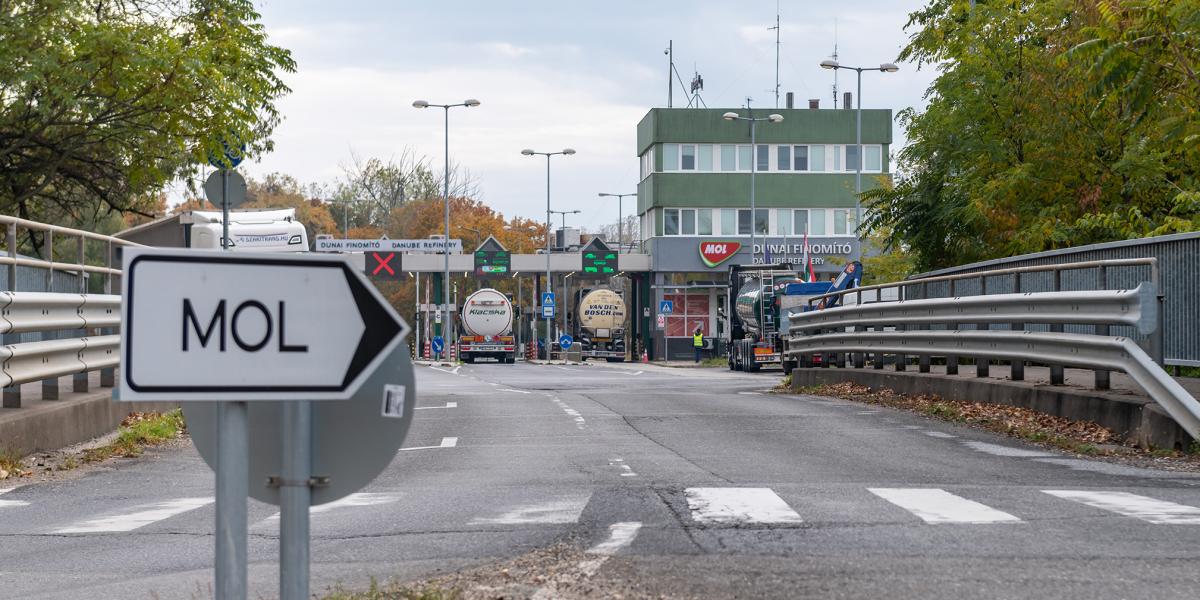 Több száz szelepet cserélnek és mintegy 2,8 kilométernyi új cső épül