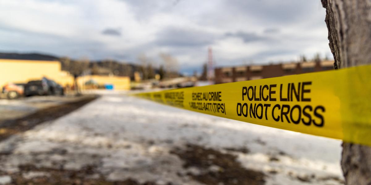 Rendőrségi kordon a kanadai Brit Columbia tartománybeli Tumbler Ridge-i iskolában történt lövöldözés után 2026. február 11-én. 