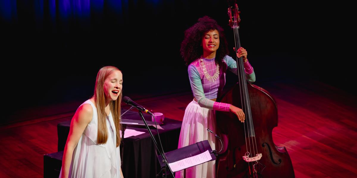 Harcsa Veronika kísérletezőkedve, empátiája képes megmenteni egy ilyen helyzetet – ezúttal is így lett. Mellette Esperanza Spalding