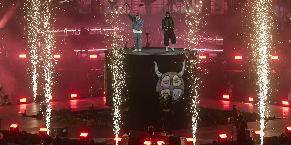 Azahriah történelmet írt a hazai könnyűzenében azzal, hogy magyar előadóként a Puskás Arénában három koncertet adott egymás után 2024-ben. DESH Azahriah mellett a magyar könnyűzene legnépszerűbb alakja, szinte minden toplistán az elsők között szerepel