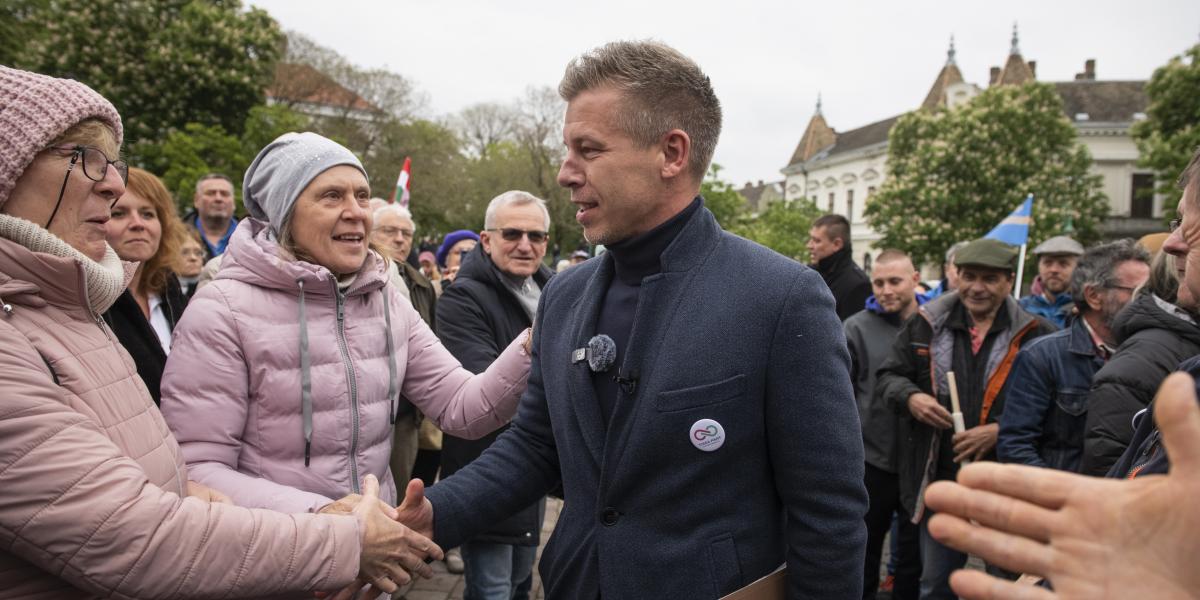 Magyar Péter szekszárdi látogatásán 2024-ben. A három tolnai körzetet 2010 óta stabilan behúzta a Fidesz