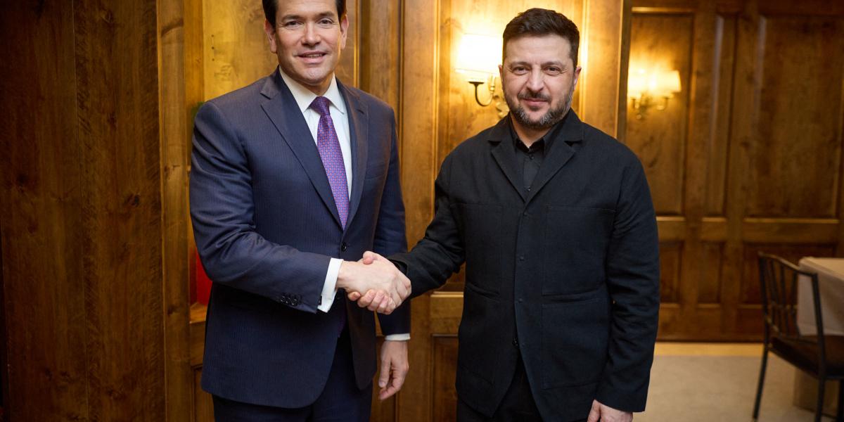 Marco Rubio amerikai külügyminiszter Volodimir Zelenszkij ukrán elnökkel a Müncheni Biztonságpolitikai Konferencián