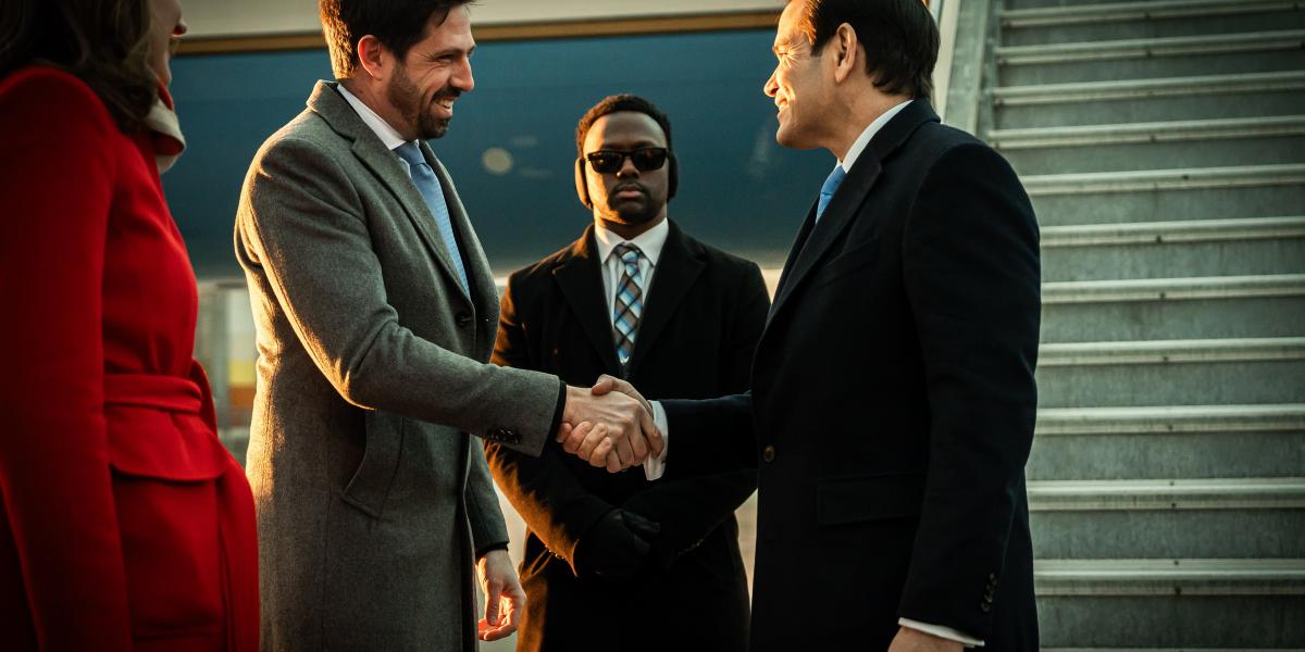 Magyar Levente, a Külgazdasági és Külügyminisztérium parlamenti államtitkára fogadja Marco Rubio amerikai külügyminisztert a Liszt Ferenc Nemzetközi Repülőtéren 2026. február 15-én. Marco Rubio másnap, február 16-án Orbán Viktor miniszterelnökkel tárgyal 