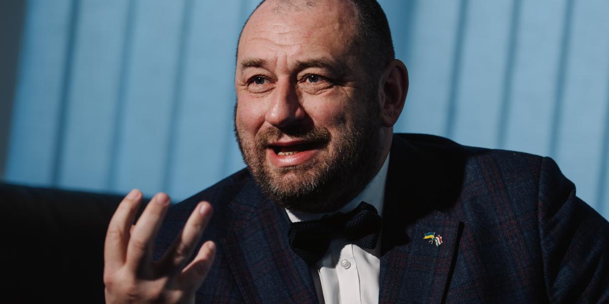 Fegyir Sándor, Ukrajna Magyarországra akkreditált nagykövete szerint Putyin meggyengült, és gyenge ember nem fog tárgyalóasztalhoz ülni. Oroszország nem olyan partner, akivel bármiről meg lehetne állapodni