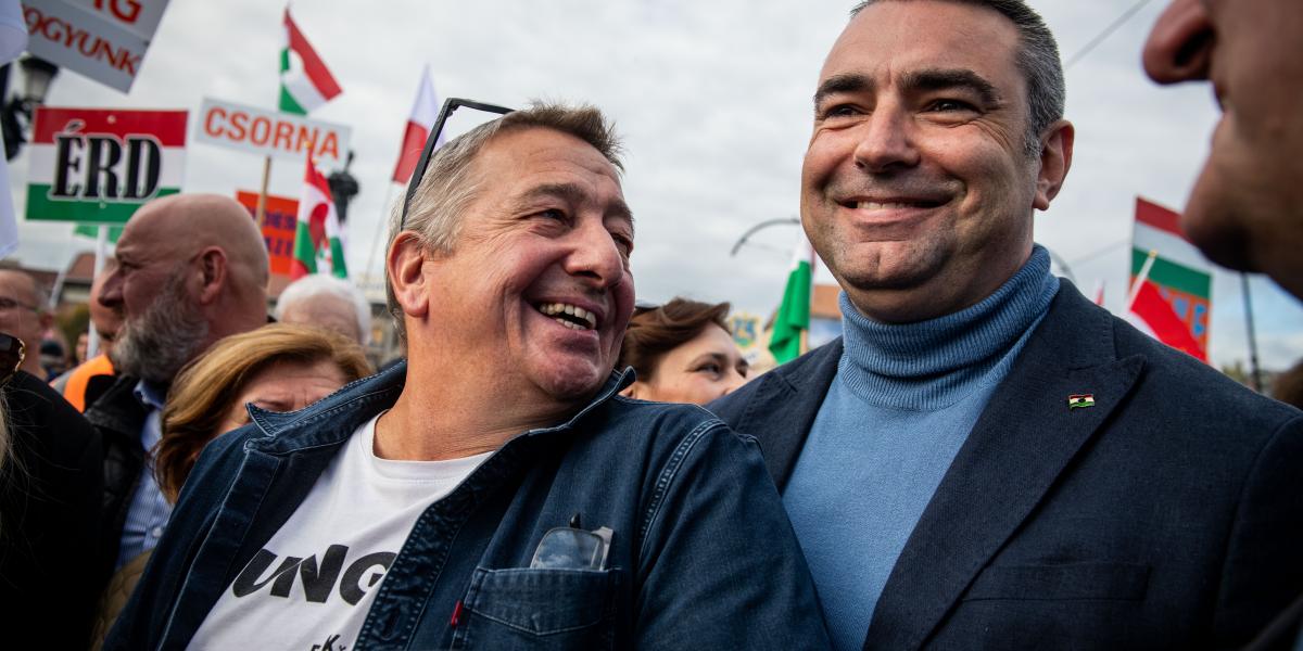 Vidám arcok. Bayer Zsolt és Ifjabb Lomnici Zoltán a 2025. október 23-i Békemeneten