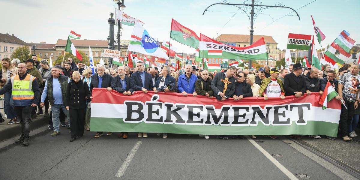  A Civil Összefogás Fórum tagjai az első sorban a molinót tartva, a Békemeneten 2025. október 23-án.