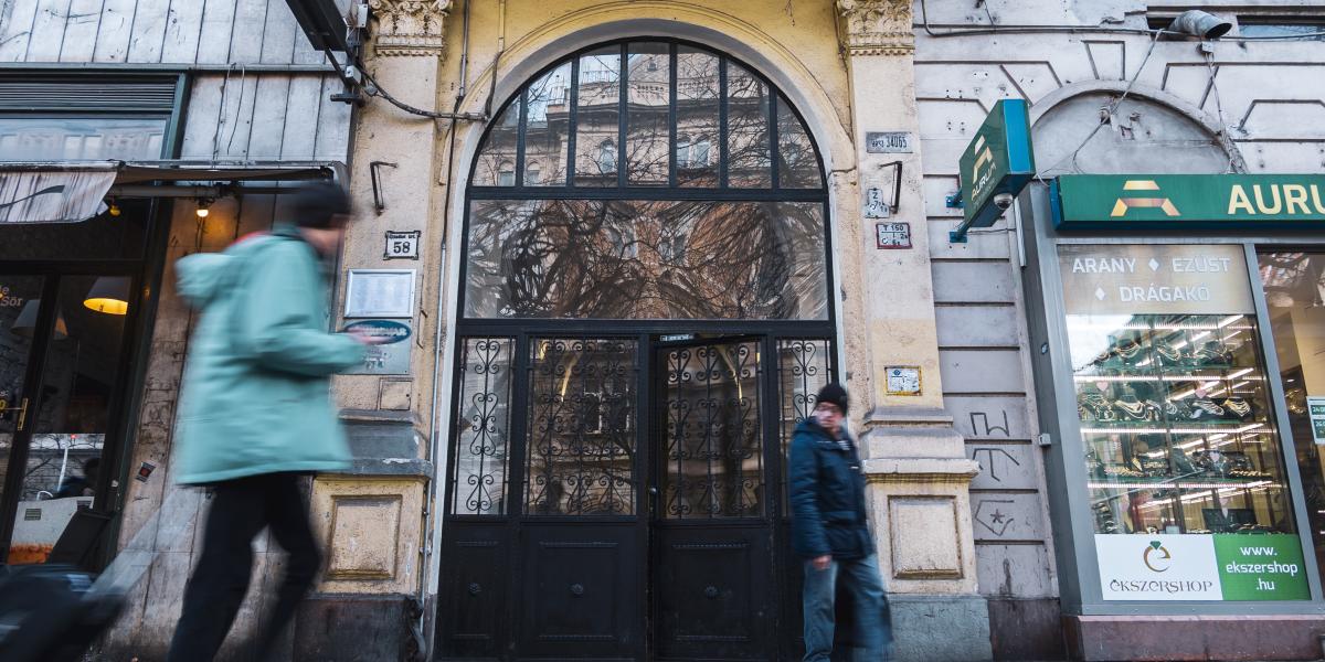 Az érintett épület bejárata 