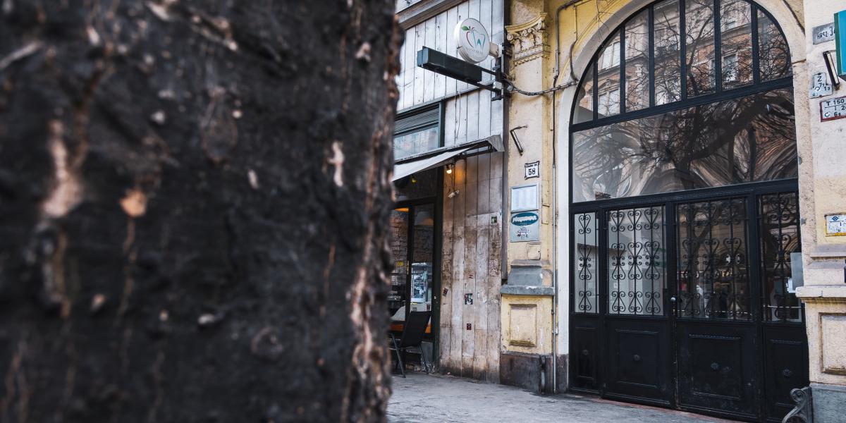 A buli helyszínéül szolgáló épület bejárata 