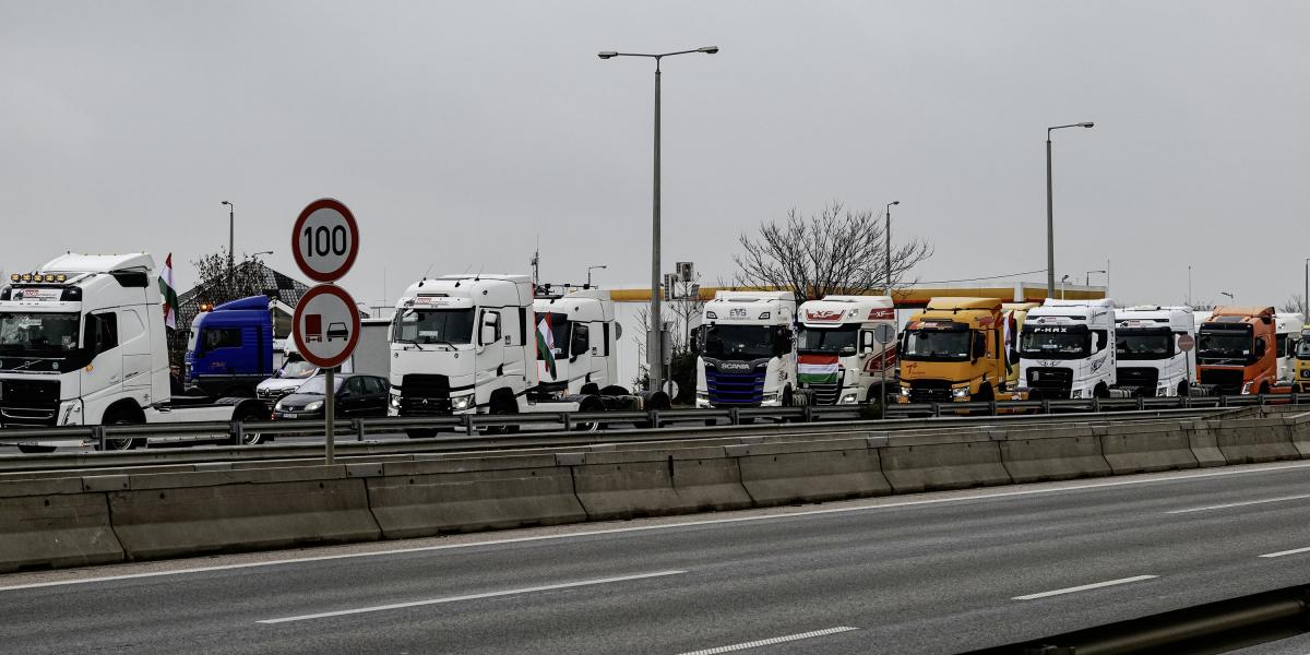 Demonstráló fuvarozók az M3 bevezetőjén december 22-én 