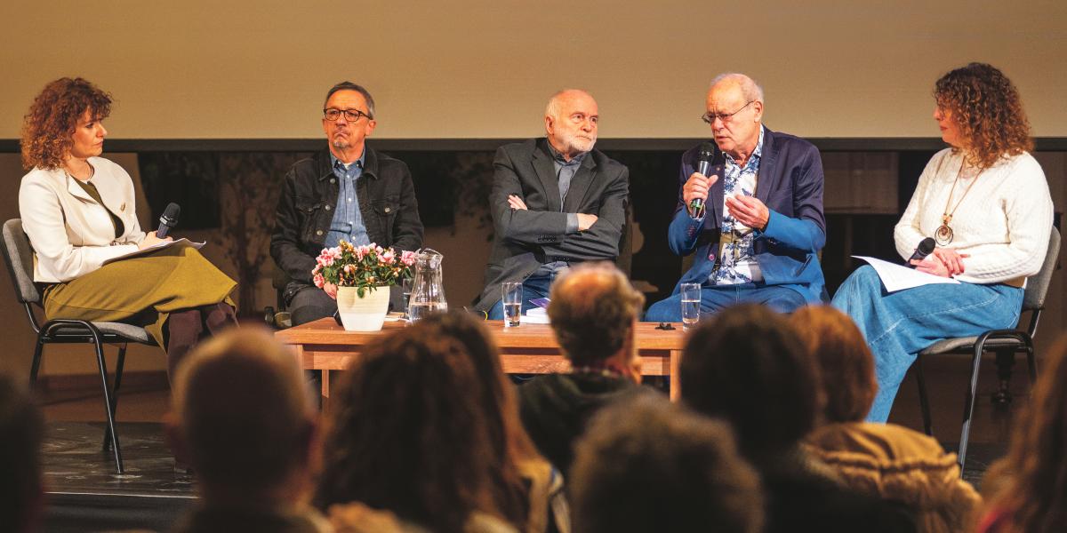 Csepeli György szociálpszichológus beszél a mikrofonba. „Még mindig pontosan lehet tudni, hogy azok, akiket deportáltak, hol laktak.”