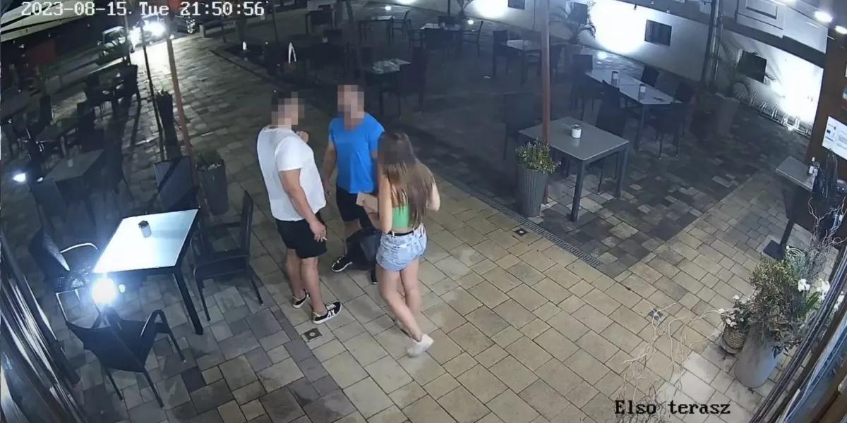 Az esetről készült
videófelvétel
egy kockája,
amelyen fehér
pólóban K. Tamás,
kékben
Sch. Dávid pincér
és F. Alexia,
K. Tamás akkori
párja látható