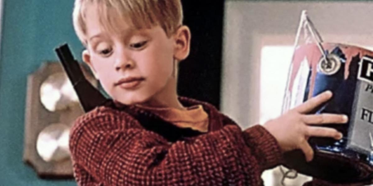 A Reszkessetek,
betörők! cím
elfedi az igazi
nagy kalandot:
gyerekként
egyedül lenni a
szülői házban/
lakásban. Hát
kell ennél nagyobb
buli?