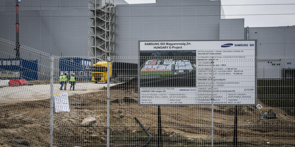 Korábban a Telex írta meg: a kormány titkosszolgálati módszerekkel tudomást szerzett arról, hogy a gödi akkugyár egyik üzem­egységének a levegőjében a határértéket sok százszorosan meghaladó koncentráció­ban voltak rákkeltő anyagok. Ennek ellenére nem áll