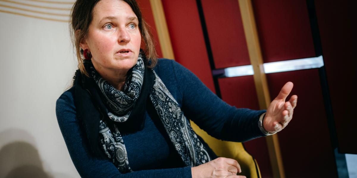 A Fidesz-kormánynak konkrét stratégiája van arra, hogyan bélyegezzen meg társadalmi csoportokat, hogyan tegye őket bűnbakká, hogy többségi meggyőződéssé váljon, mindenki maga tehet arról, ha rossz körülmények között él – jelentette ki Ercse Kriszta