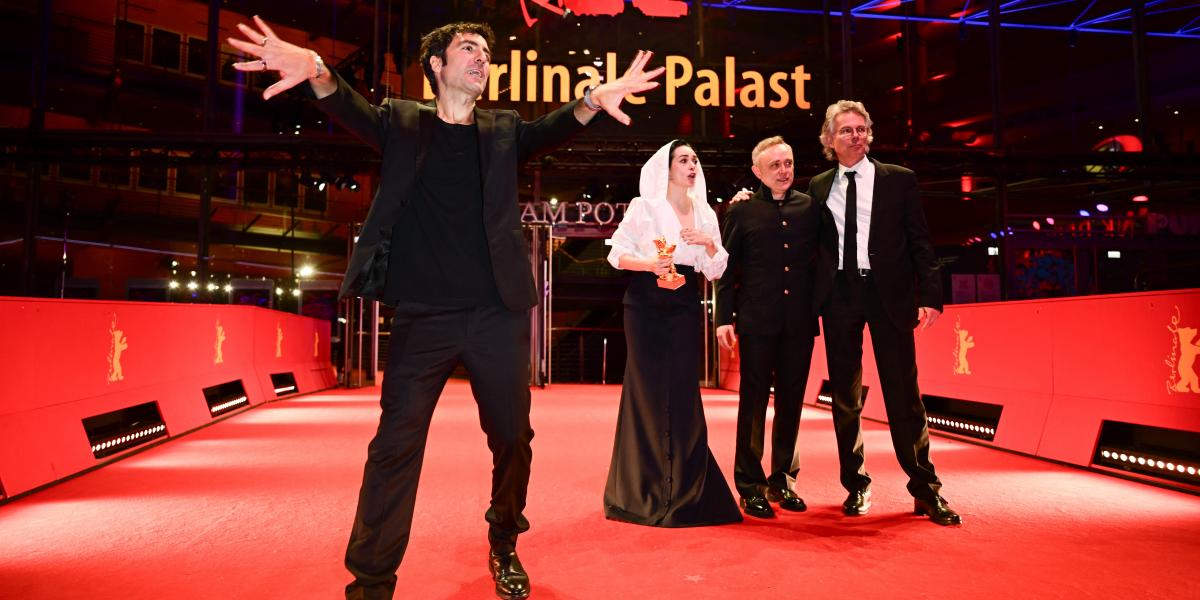 Iker Çatak (balra a díj átvétele után