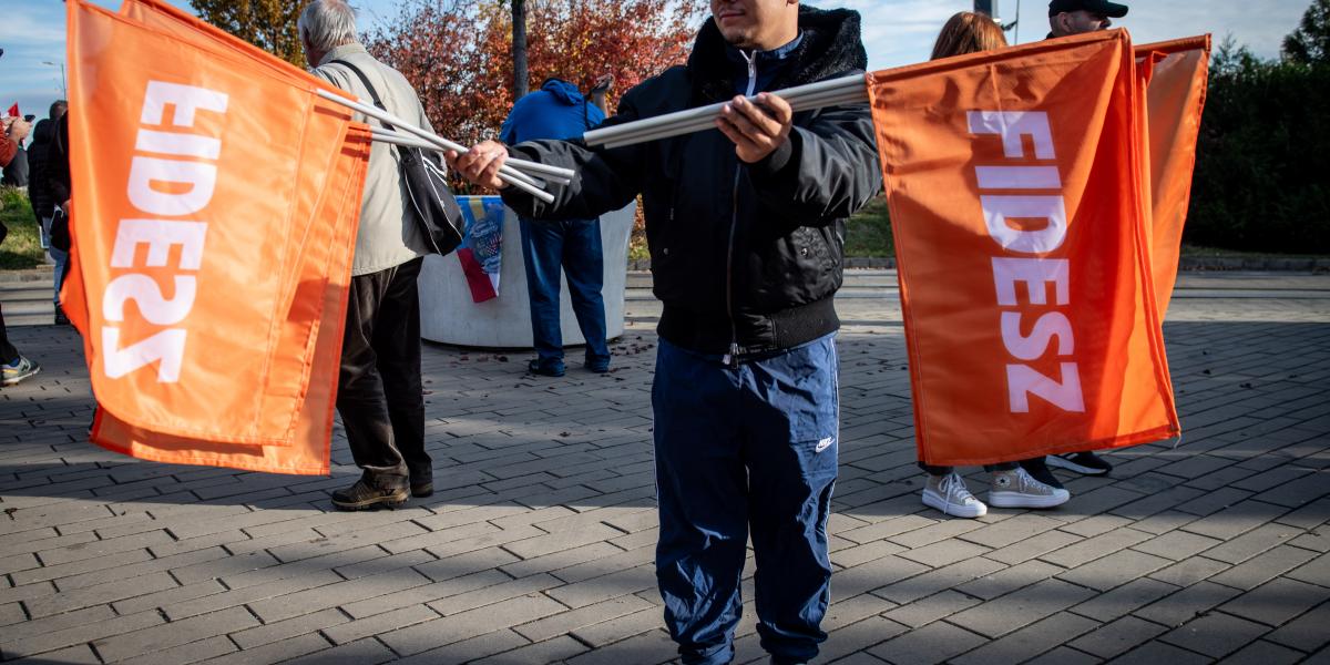 Zászlók a 2025. október 23-i Békemenet idején