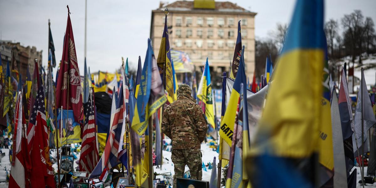 Megemlékezők a kijevi Szabadság téren az orosz invázió negyedik évfordulóján