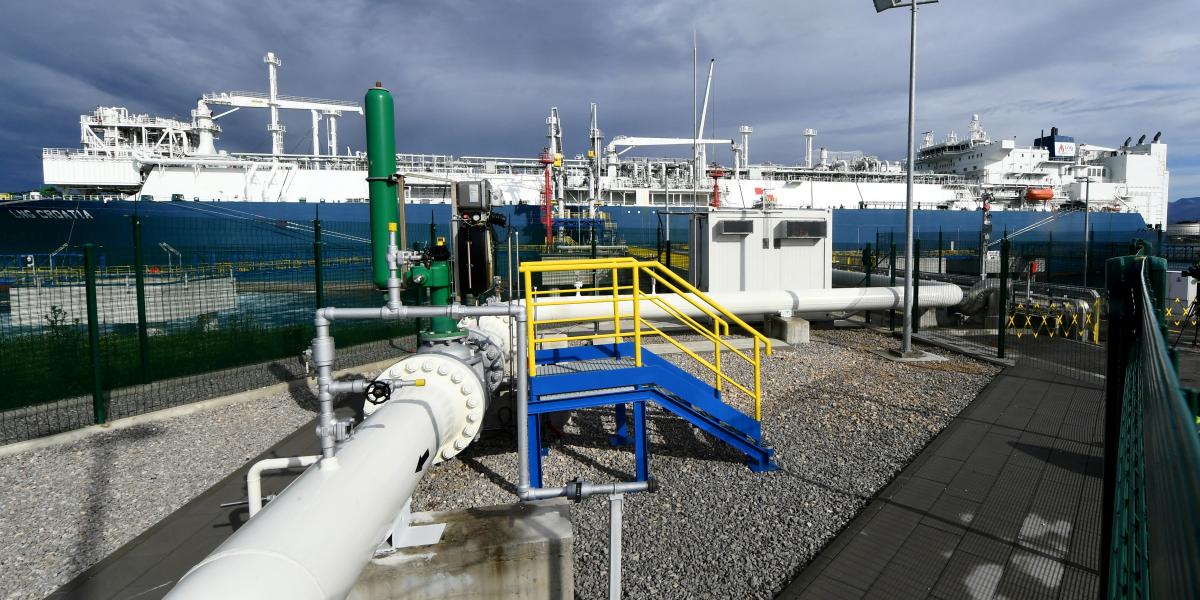 A cseppfolyósított gáz úszó terminálja Horvátországban, Omisalj városában, Krk szigetén, 2023. április 25-én.