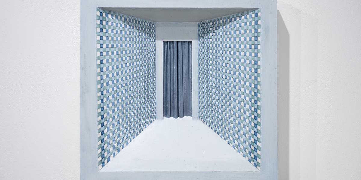 Hardi Ágnes képzőművész a szállodát színezett akrilgyantából készítette el