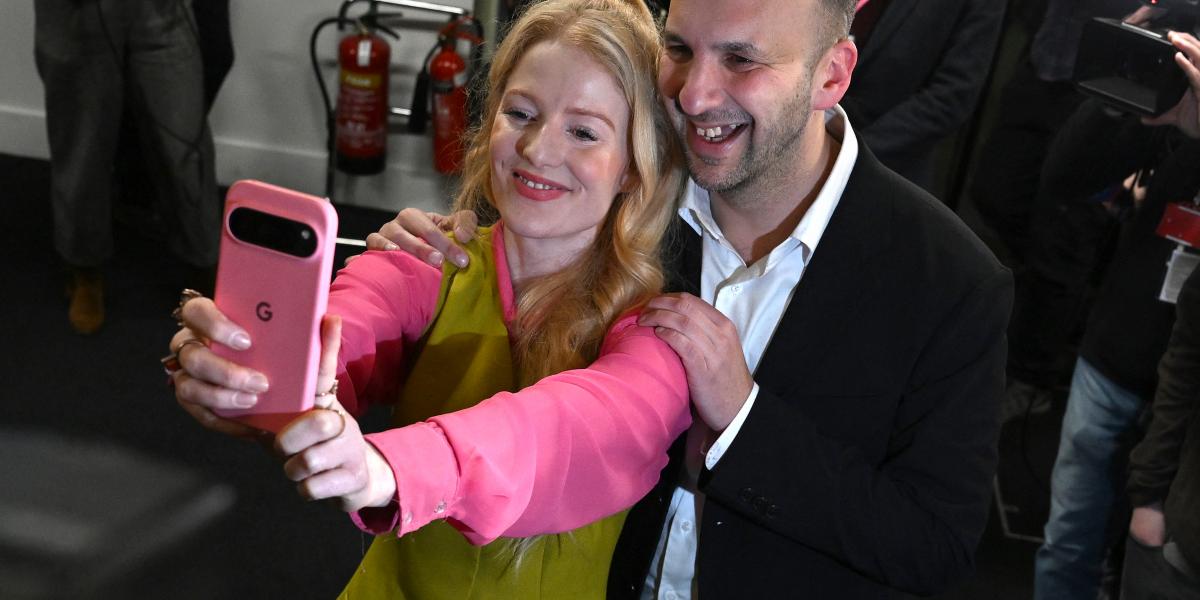 Hannah Spencer, a Zöld Párt jelöltje szelfit készít Zack Polanskival, a Zöld Párt vezetőjével, miután megnyerte a Gorton és Denton parlamenti időközi választást a Manchester Central Kongresszusi Komplexumban, Manchesterben, Észak-Angliában, 2026. február 