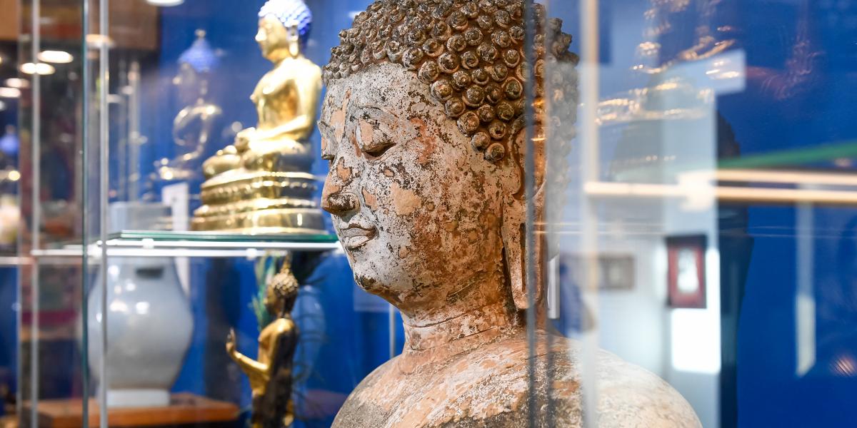 A vásáron láthatunk egy XVI. századi, thaiföldi eredetű Buddha-szobrot is
