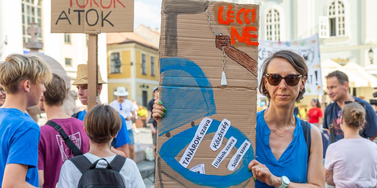 Tankerületi önkény. 2024-ben felmentették a fehérvári Vasvári Pál Gimnázium igazgatóját, ez ellen tüntettek tanárok, diákok, szülők