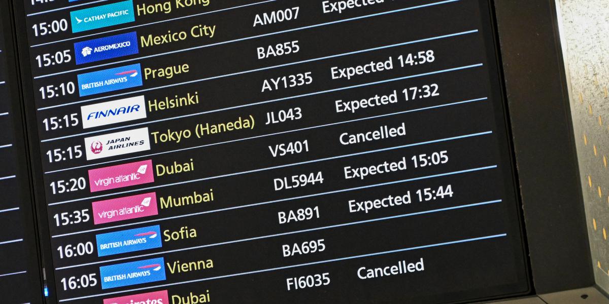 Kiírás a törölt dubaji járatokról a londoni Heathrow repülőtéren