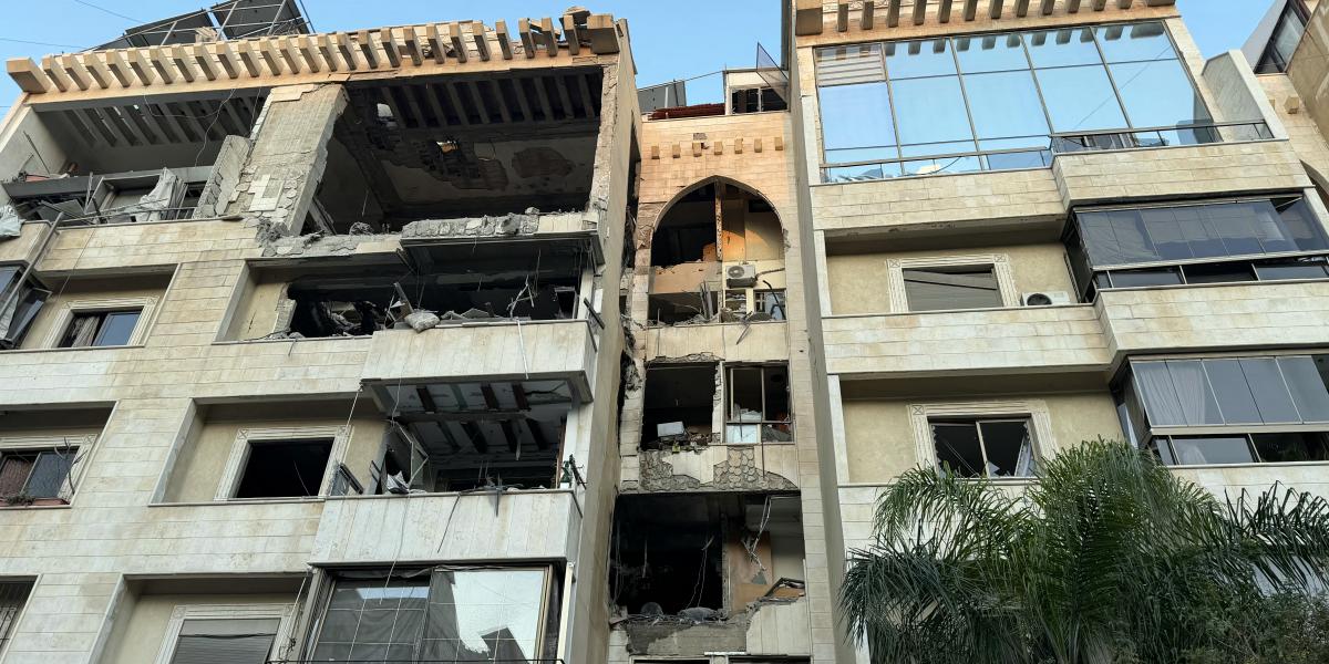 Megrongálódott épület egy izraeli légicsapás után Bejrútban, 2026. március 2-án