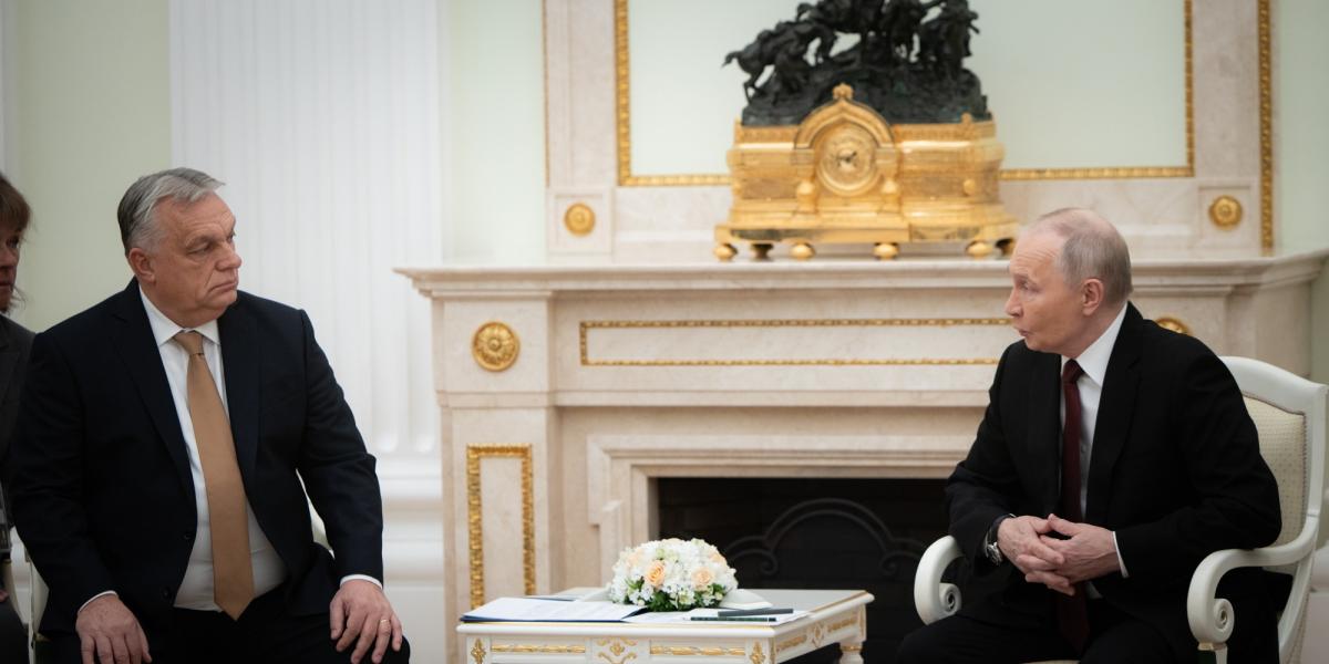 Illusztráció: Orbán Viktor és Vlagyimir Putyin a Kremlben 2025. november 28-án 