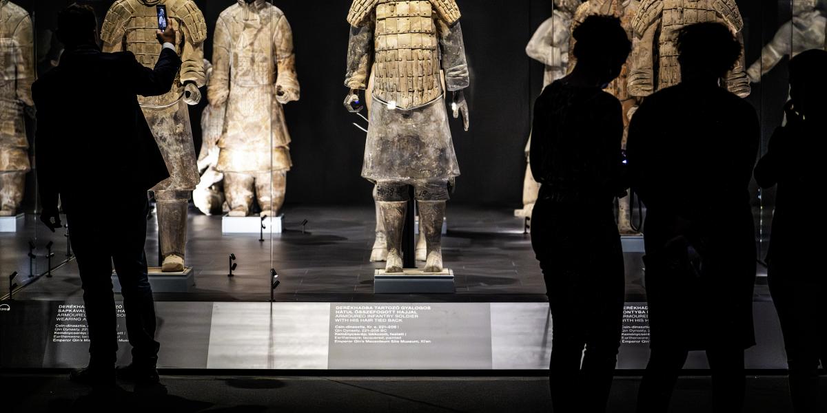 A kínai agyagkatonák nem ismeretlenek Magyarországon, de ekkora léptékű tárlatra most először volt lehetőség a május végéig látható Az öröklét őrei című kiállítással