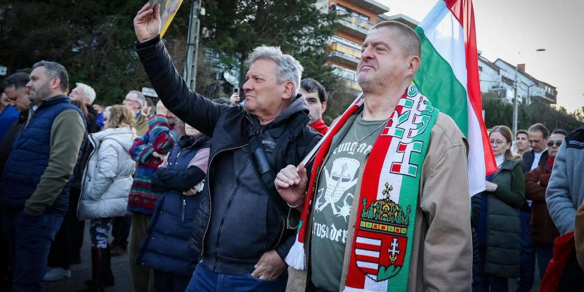 Dühös ukránellenes kormánypárti tüntetők