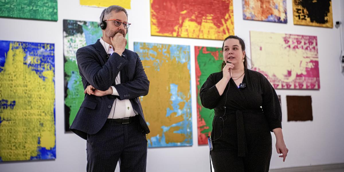 Barabási Albert-László és a kiállítás kurátora, Mucsi Emese bemutatta a három éven át készült művészeti projektet