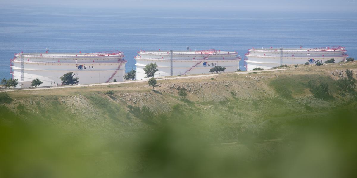 A horvát kőolajcég, a JANAF tárololói Omisalj mellett