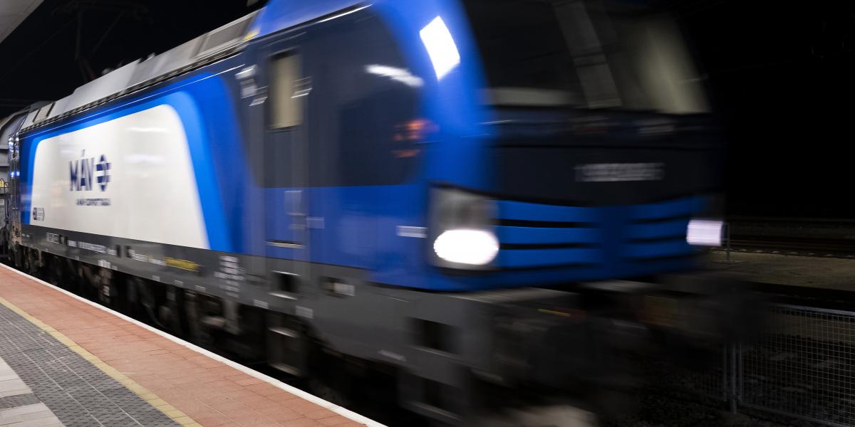 Kelebiára közlekedő teherszállító vonatszerelvény halad át Soroksár vasútállomáson 2026. február 27-én