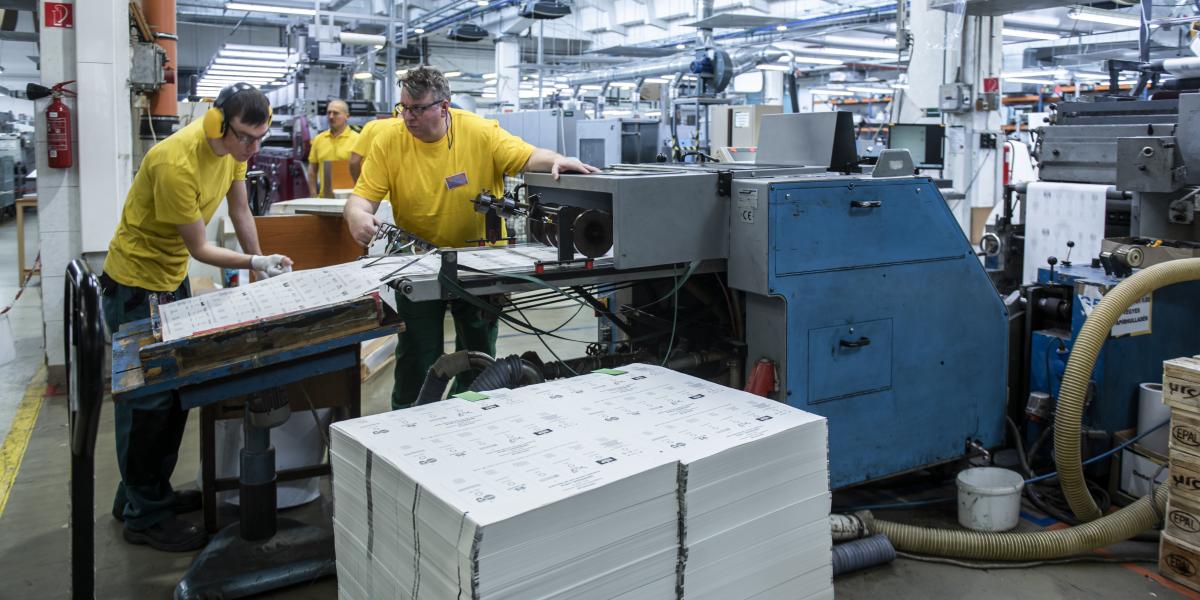 Képünk illusztráció, szavazólapok nyomtatása az Állami Nyomdában 2022. március 9-én