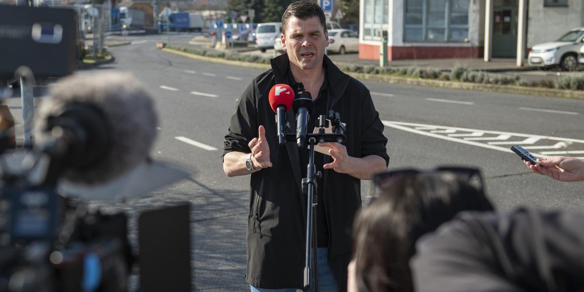 Czepek Gábor, az Energiaügyi Minisztérium parlamenti államtitkára sajtótájékoztatója a Barátság állapotát vizsgáló küldöttségről az ukrán-magyar határon március 11-én 