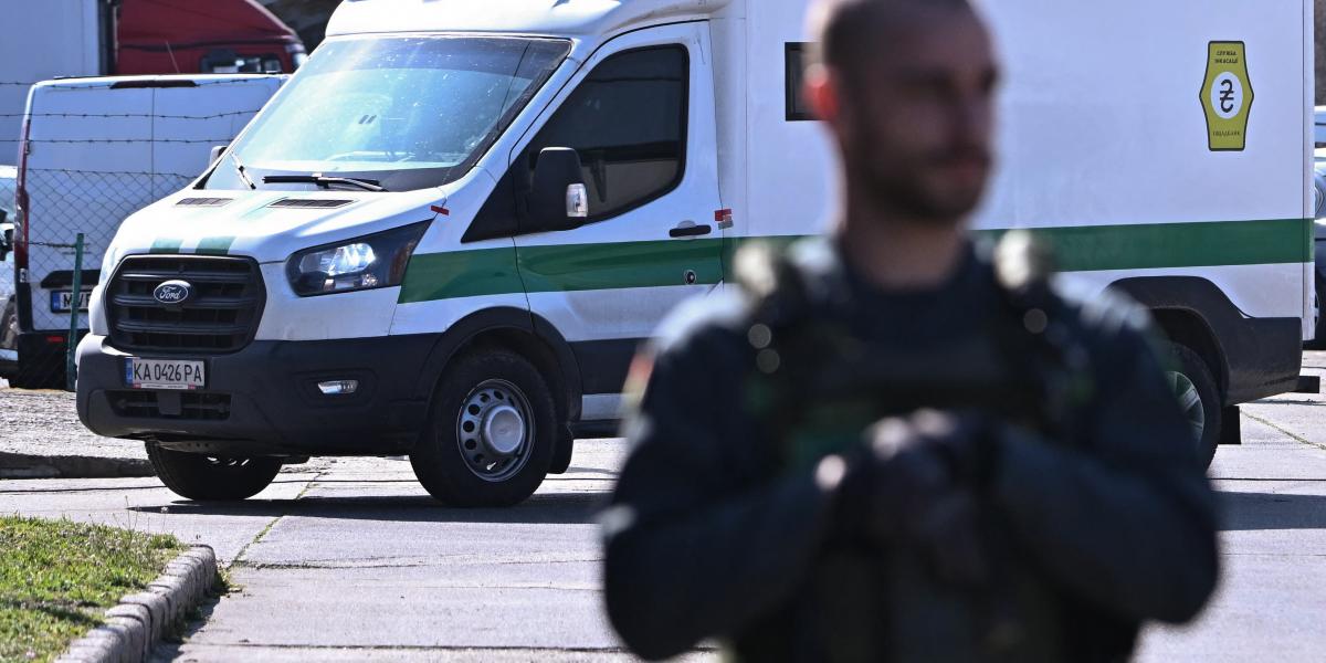 Az egyik lefoglalt pénzszállító a visszaadás előtt március 12-én 