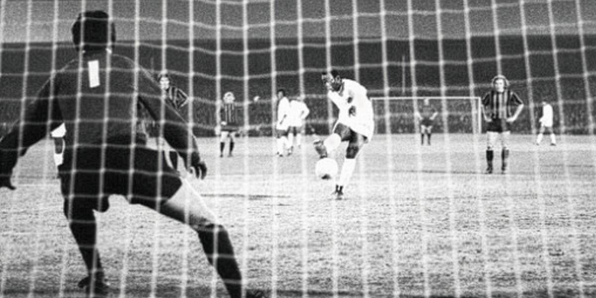 A brazil Santos színeiben Pelé ugyan gólt
lőtt 11-esből (képünkön), csapata így is
kikapott 3-2-re az angol harmadosztályú
Plymouth Argyle-től