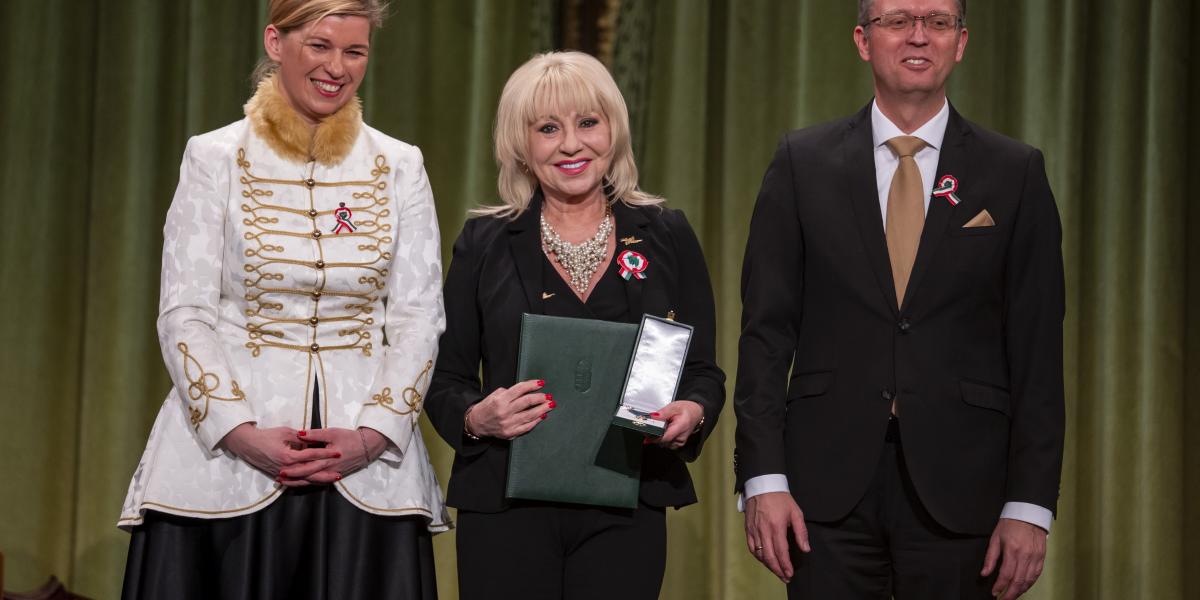 Zoltán Erika a Magyar Érdemrend Lovagkereszt polgári tagozat kitüntetéssel Varga-Bajusz Veronika államtitkár és Hankó Balázs miniszter között március 13-án 