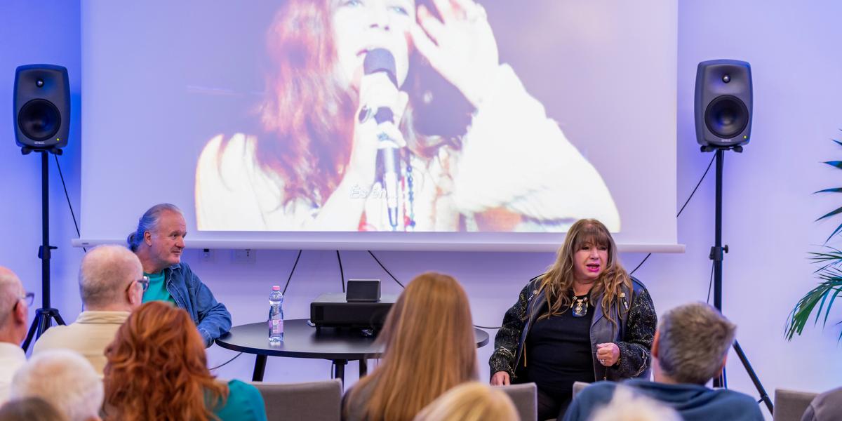 Zalatnay Sarolta egy Janis Joplin emlékesten 2025. októberében.