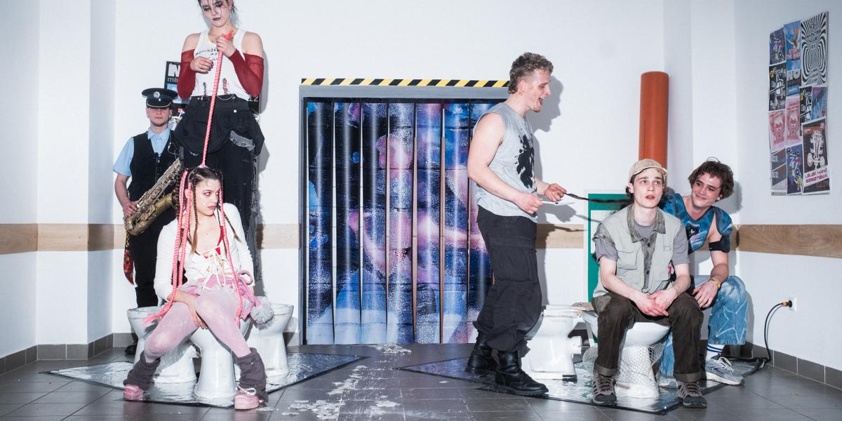 A több szemszögből is követhető produkció egy tömegpánikról mesél